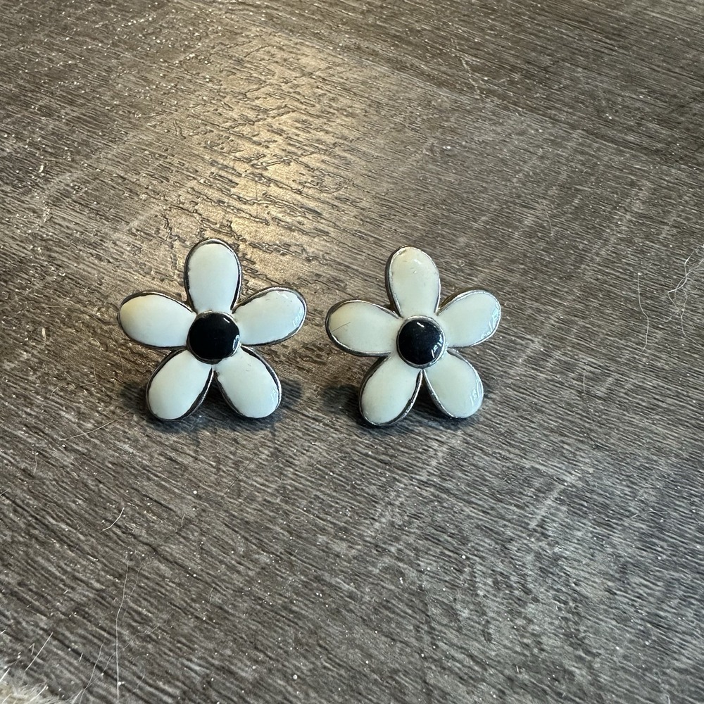 Vintage Retro Floral Cream Black‎ Enamel Daisy Stud Earrings